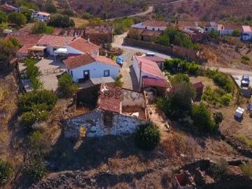 MORADIA ISOLADA EM RUÍNAS, PARA RECUPERAR COM TERRENO DE 1.560 M2 AMPLIAR A 250 M2 COM GARAGEM PISCINA ALCARIAS GRANDES ALGARVE