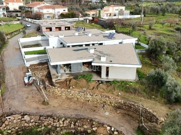 Moradia isolada nova com jardim e garagem
