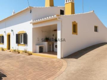 Moradia isolada no campo, próximo da aldeia de Cachopo