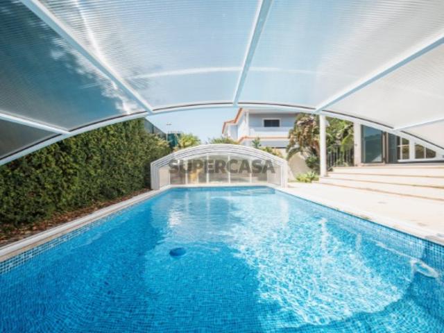 Moradia isolada na Areia, com 627 m2 de área total, piscina e jardim