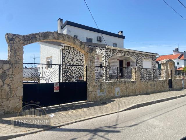 Moradia isolada,para duas familias, em Fernão Ferro,perto de Mercadona