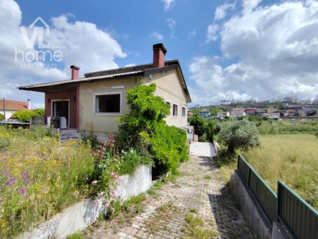 Moradia Isolada para Remodelar em Colmeias e Memória | Terreno Murado, Anexos e Grande Potencial
