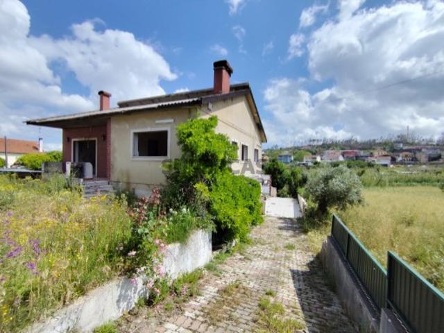 Moradia Isolada para Remodelar em Colmeias e Memória | Terreno Murado, Anexos e Grande Potencial