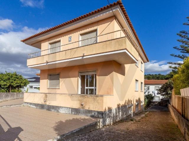 Moradia isolada para sonhar e remodelar | 300m2 área | Jar. 275m² Queijas e Caxias