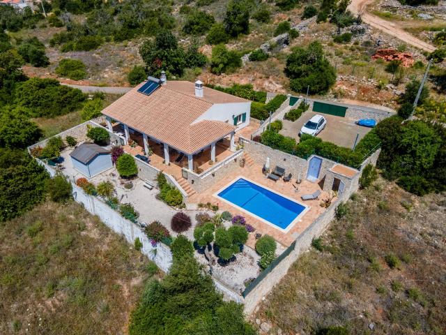 Moradia isolada T2, com piscina, jardim, estacionamento e vi. 122m² Paderne