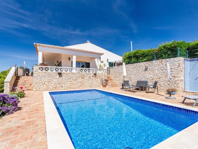 Moradia isolada T2, com piscina, jardim, estacionamento e vi. 122m² Paderne