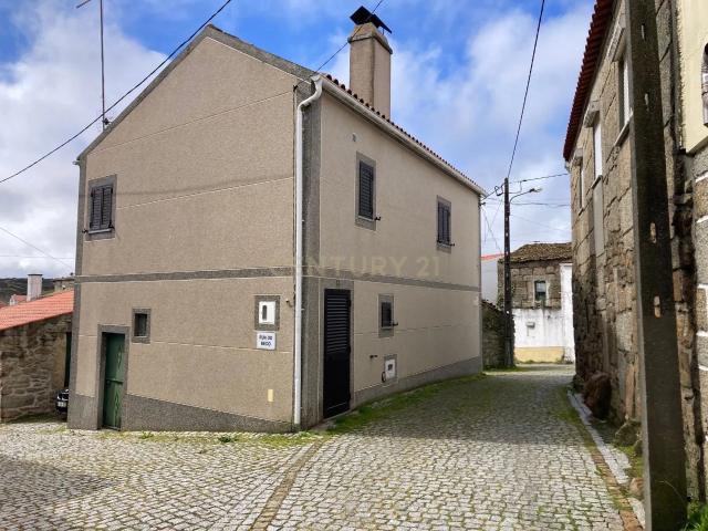 Moradia Isolada T2 em Pinzio Pinhel Guarda com garagem fechada