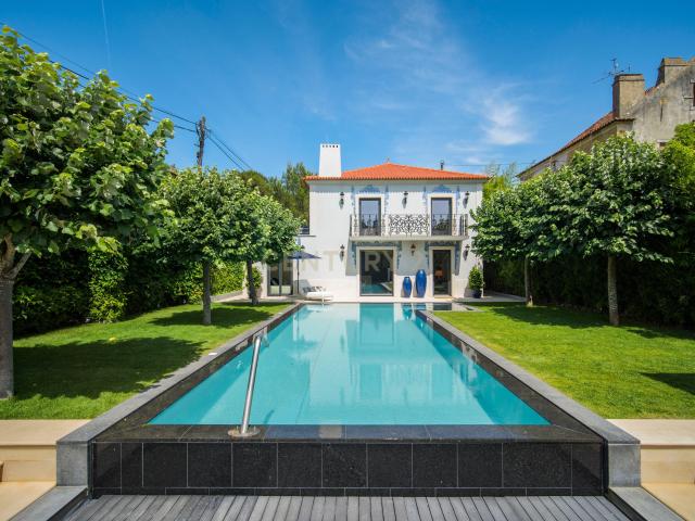 Moradia isolada T3+1 com jardim, piscina e guest house no centro de Cascais