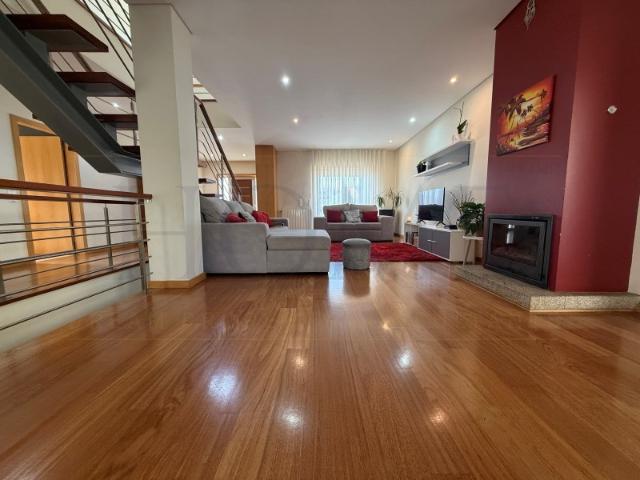 Moradia Isolada T3+1 em Mozelos Rotunda do Picoto | Jardim e Garagem 2 Carros