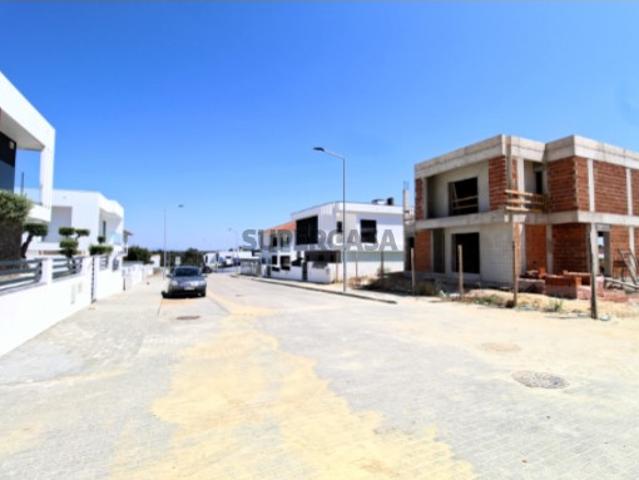 Moradia isolada T3+1 em construção em Vale de Milhaços em Corroios