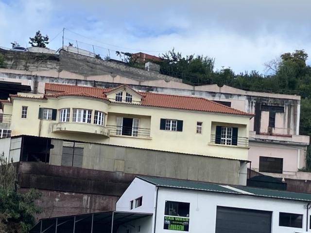 Moradia isolada T3 com oficina nos Canhas