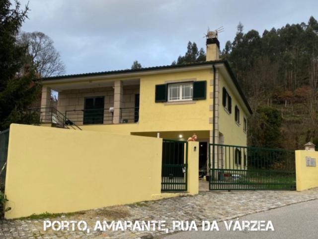 Moradia isolada T3 com amplo terreno 1.070 m², jardim e grande potencial exterior em Aboadela