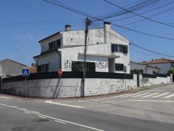 Moradia isolada T3 com anexo T2+1 e cave com projeto em Santa Maria de Lamas