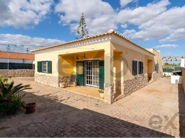 Moradia isolada T3 com jardim, estacionamento coberto, vista de campo, perto da N125 e do comércio