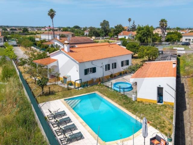 Moradia Isolada T3 com Piscina, Anexo Independente e Garagem. 110m² Marinhais