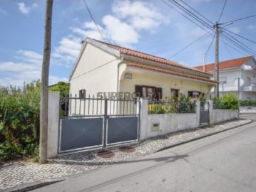 Moradia Isolada T3 com Sótão e Garagem Quinta das Dálias, Famões