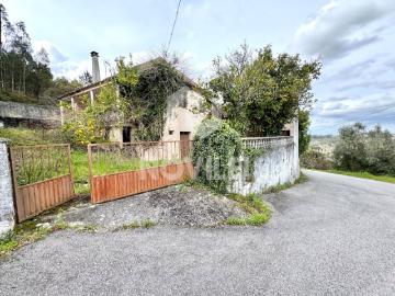 Moradia Isolada T3 e anexos com 485m2 de terreno urbano