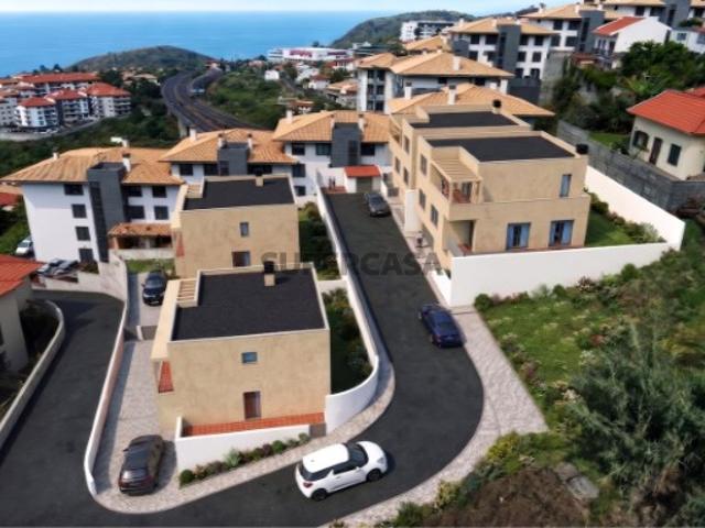 Moradia isolada T3 em construção na Abegoaria Caniço