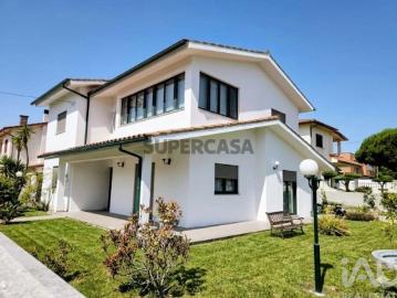 Moradia isolada T4 em Chafé de 266 m²