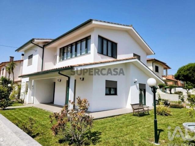 Moradia isolada T4 em Chafé de 266 m²