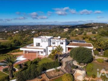 Moradia isolada T3 em Santa Bárbara de Nexe de 371,72 m²