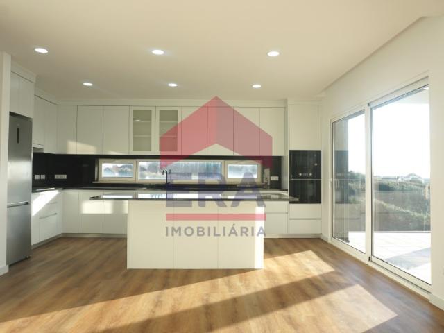Moradia isolada T3 localizada em Abelheira Lourinhã