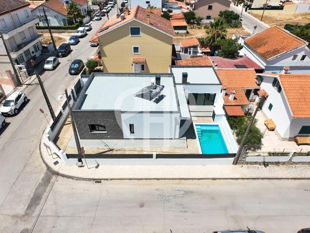 Moradia Isolada T3 Nova com Piscina | Arquitetura Moderna |. 98m² Quinta Do Conde