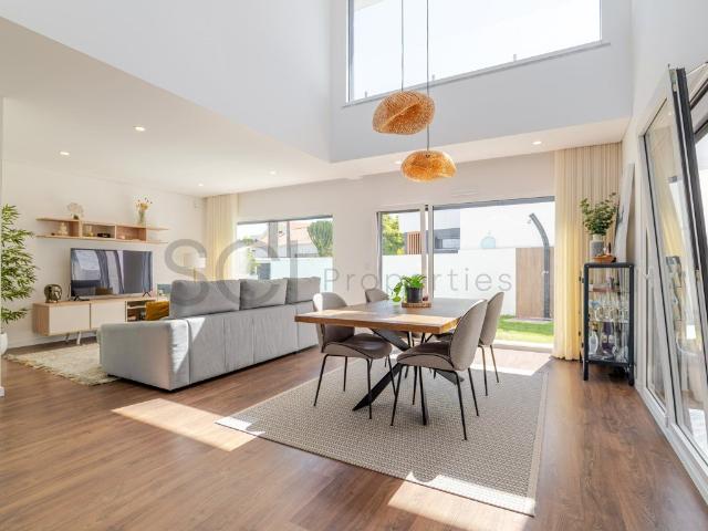 Moradia Isolada T3 Quinta de São Gabriel Duas Suites e Pisci. 135m² Charneca De Caparica