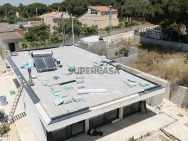 Moradia T3 de Arquitetura Contemporânea com Piscina e Suite Master | Nova Construção no Barreiro
