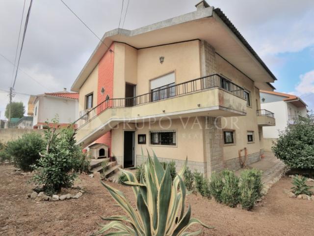 Moradia Isolada T4+2 com Garagem em Mem Martins