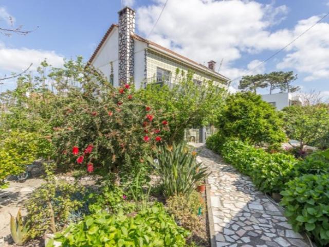 Moradia Isolada T4 + 1 | Lote 681 m2 | Charneca da Caparica | Jardim e Localização Privilegiada