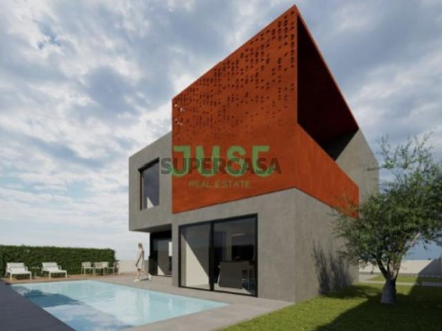 Moradia isolada, T4, com garagem e piscina na Aroeira