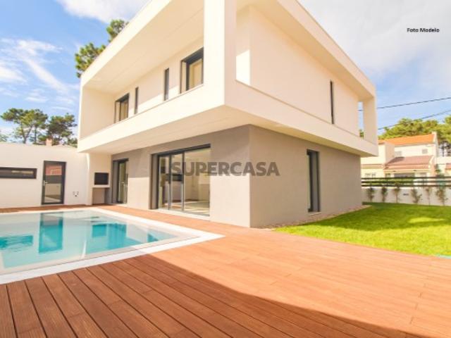 Moradia Isolada T4 com Garagem, Jardim e Piscina na Aroeira