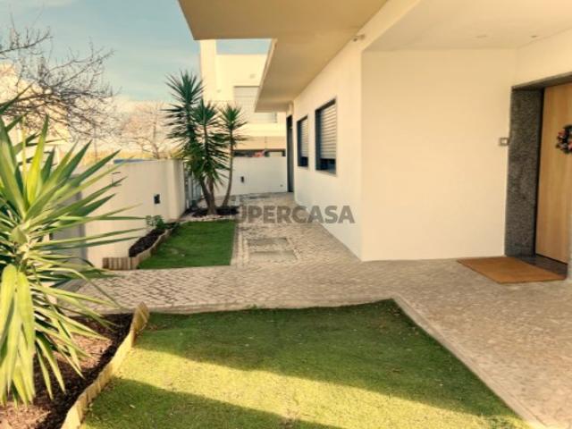 Moradia Isolada T4 com Jardim e Garagem em Santo António da Charneca Barreiro