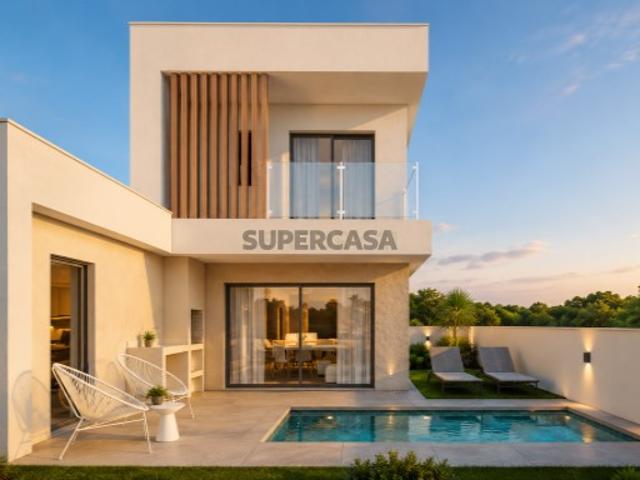 Moradia Isolada T4 com Piscina e 3 Suites em Fernão Ferro