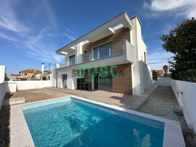 Moradia isolada, T4 com piscina e garagem em Azeitão