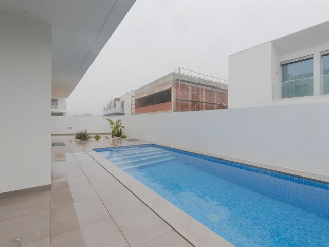 Moradia Isolada T4 com piscina, jardim e garagem em Murches. 383m² Alcabideche