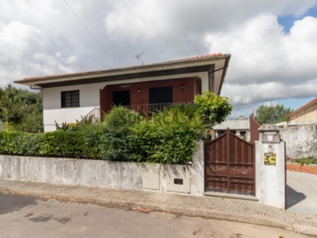 Moradia Isolada T4 com 408 m² de Construção em Lote de 700 m²