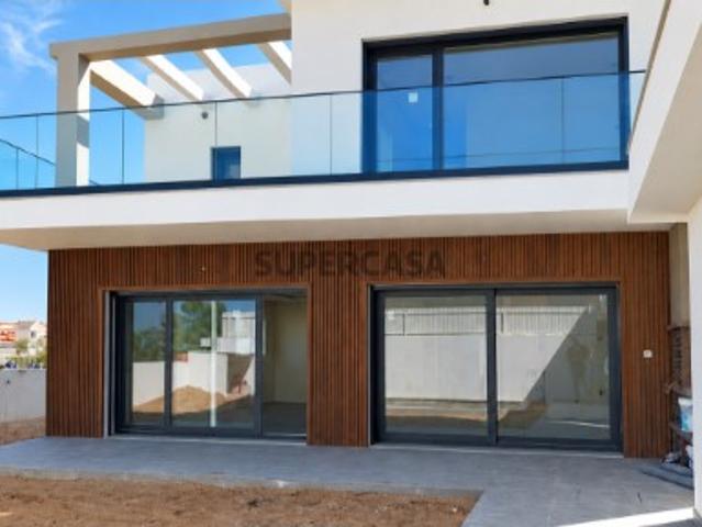 Moradia Isolada T4 Contemporânea com Piscina em Azeitão