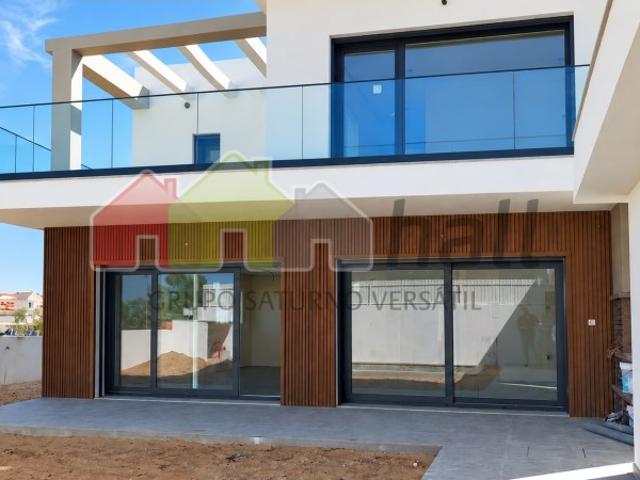 Moradia Isolada T4 Contemporânea com Piscina em Azeitão