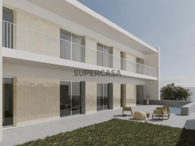 Moradia isolada T4, arquitetura contemporânea com garagem, varandas e piscina Charneca da Caparica