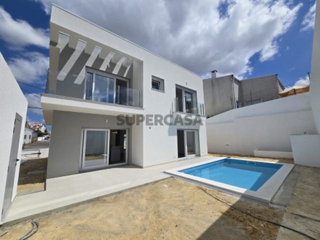 Moradia isolada T4, arquitetura contemporânea com garagem e piscina Quintinhas