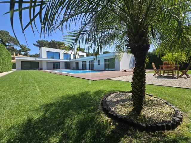 Moradia isolada T4, arquitetura contemporânea com garagem e. 382m² Charneca De Caparica