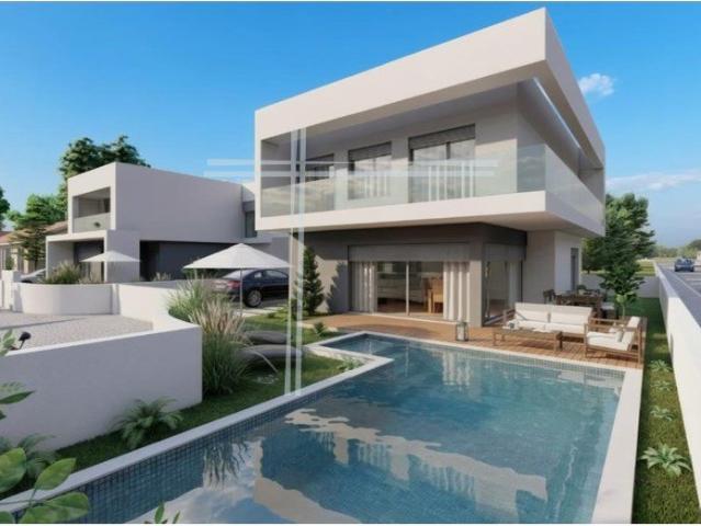 Moradia isolada T4, arquitetura contemporânea com piscina. 110m² Charneca De Caparica