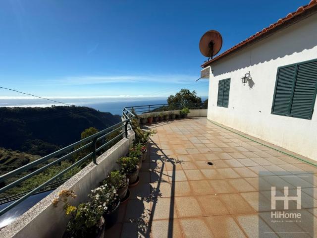 Moradia Isolada T4 de Dois Pisos na Camacha com Vista Mar