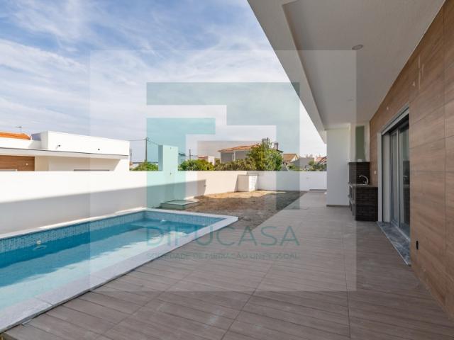 Moradia Isolada T4 Duplex com Piscina e Garagem