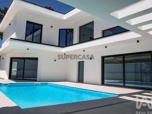 Moradia isolada T4 em Corroios de 352 m²