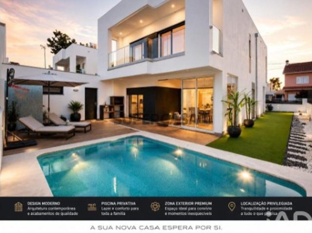 Moradia isolada T4 em Charneca de Caparica e Sobreda de 190 m²