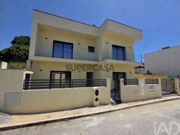 Moradia isolada T4 em Charneca de Caparica e Sobreda de 92,7 m²
