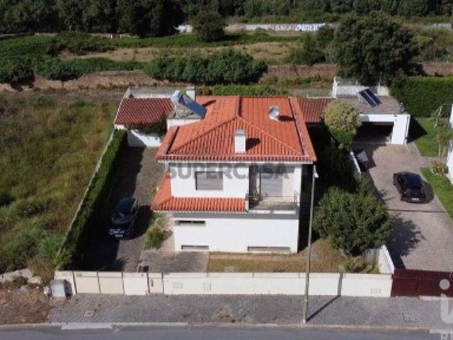 Moradia isolada T4 em Arcozelo de 241 m²